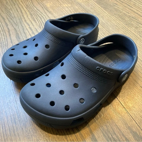 CROCS Classic Clog in Navy Blue Unisex M4 W6 - Picture 3 of 10